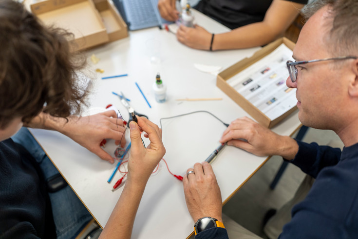 OSSL-Leitbild-Lehrperson-unterstützt-Schüler