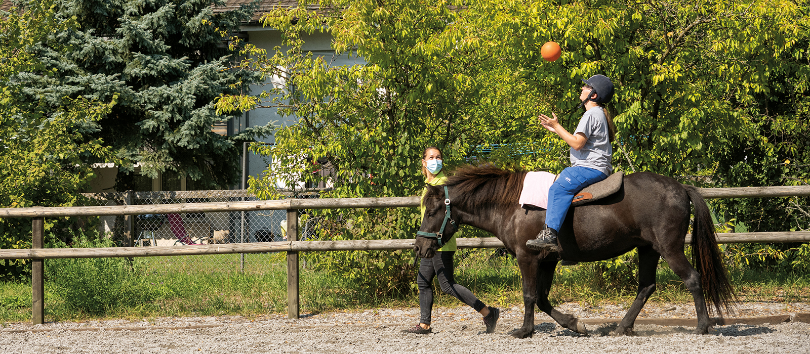 Übung mit Ball im Heilpädagogischen Reiten