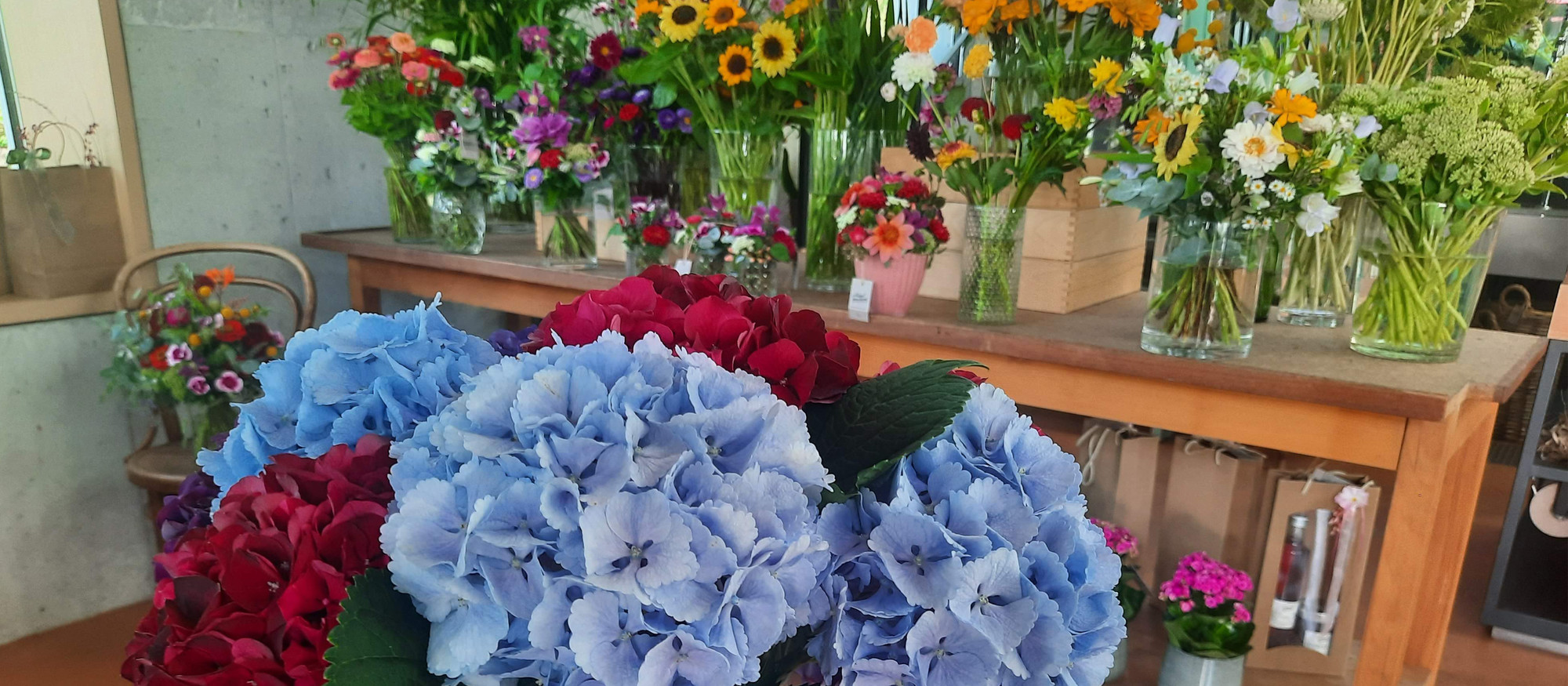 Aktuell in der Handmacherei: Frisches Sommergemüse, zarte Schnittblumen und natürliche Blütenkränze Aktuell in der Handmacherei: Frisches Sommergemüse, zarte Schnittblumen und natürliche Blütenkränze