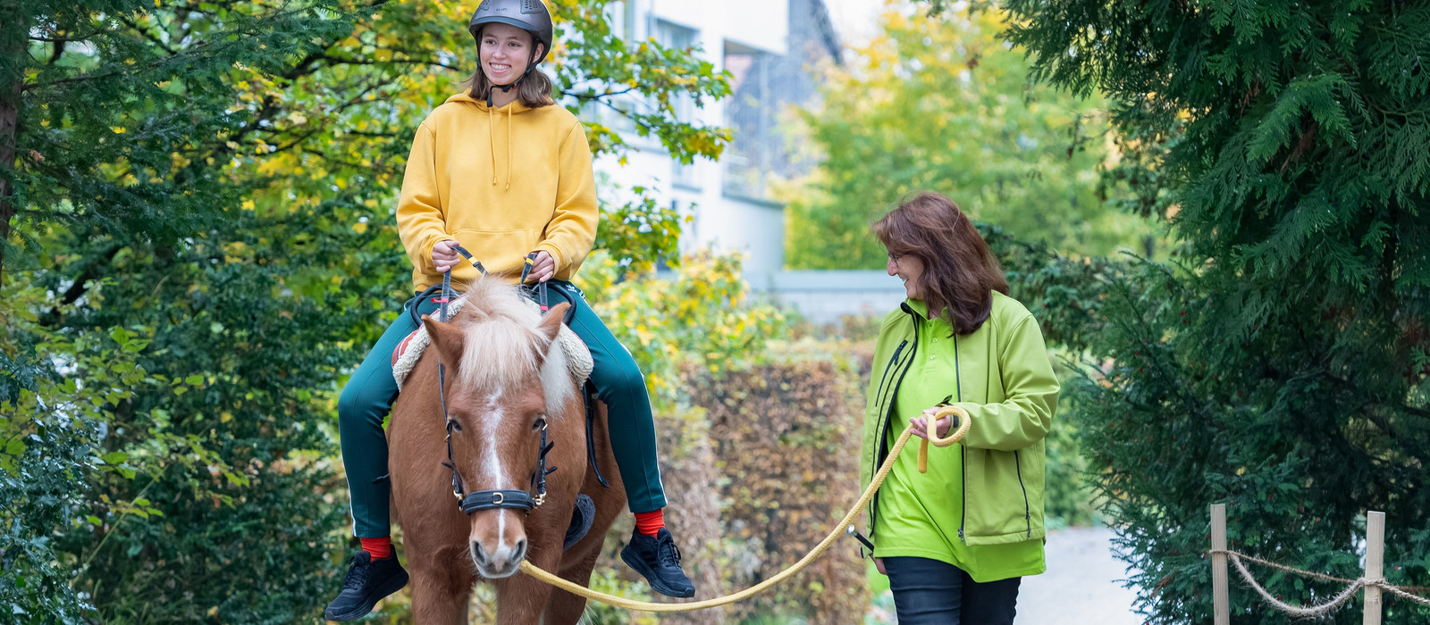 Übung mit Ball im Heilpädagogischen Reiten