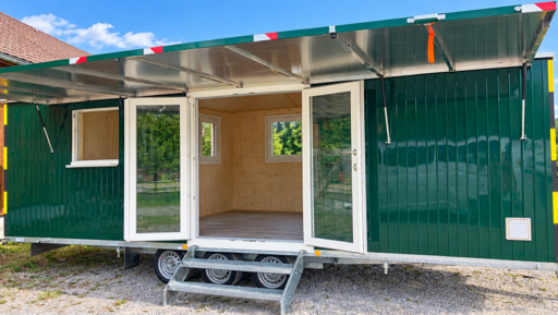Beispiel eines ausgebauten Bauwagens mit geöffnetem Eingang