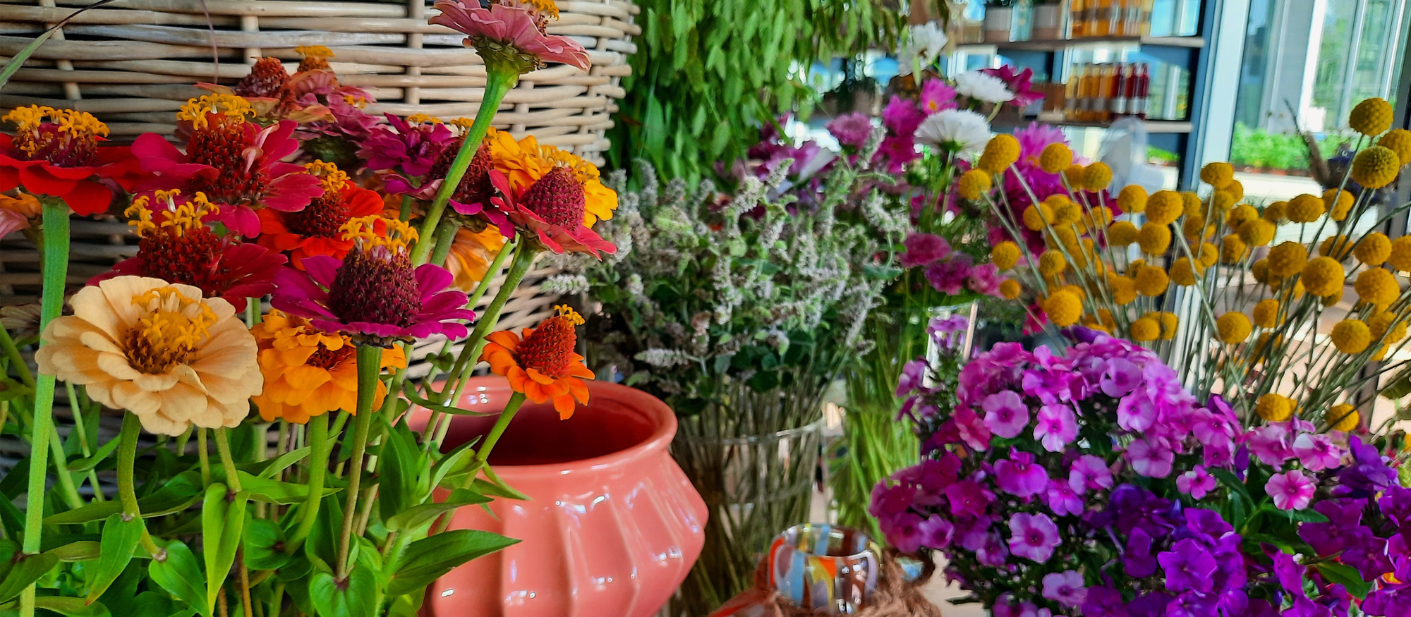 Aktuell in der Handmacherei: Florale Arrangements, Trockenblumen in sanften Farben und stilvolle Accessoires für den Spätsommer